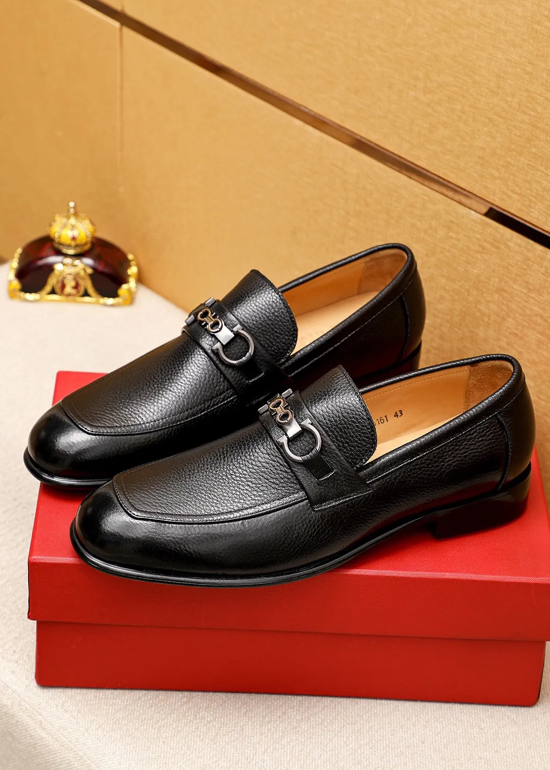 Men's shoes 💰462 💐 Product trademark: Ferragamo "Ferragamo" casual leather shoes Regular size: 38-44 (45.46.47🉑️Customized) Product materials: Selected imported pebbled cowhide upper + classic hardware buckle, imported water-dyed cow leather lining. Strong three-dimensional visual effect, original outsole color: 2 colors available